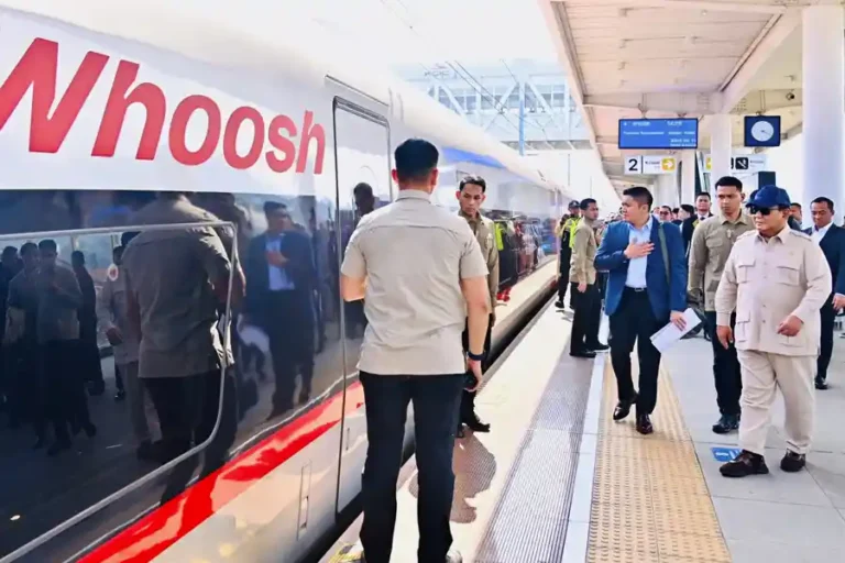 Presiden Prabowo saat melakukan perjalanan kembali ke Jakarta dari rangkaian kunjungan kerja di Provinsi Jawa Barat (foto: Dok BPMI Setpres)