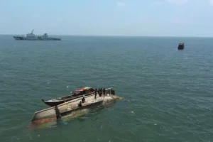 Bakamla RI Evakuasi KM Aneka Jaya yang Terbalik di Perairan Pulau Cucu Petong Bakamla RI evakuasi KM Aneka Jaya yang terbalik di Perairan Pulau Cucu Petong. Seluruh awak selamat, proses evakuasi badan kapal masih berlangsung.