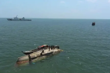 Bakamla RI Evakuasi KM Aneka Jaya yang Terbalik di Perairan Pulau Cucu Petong Bakamla RI evakuasi KM Aneka Jaya yang terbalik di Perairan Pulau Cucu Petong. Seluruh awak selamat, proses evakuasi badan kapal masih berlangsung.