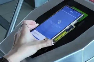 Bank Mandiri Perluas QRIS Tap Livin’ untuk Transportasi Publik di Yogyakarta Ilustrasi penggunaan layanan QRIS Tap Livin' di Yogyakarta dari Bank Mandiri (foto: Dok Bank Mandiri)