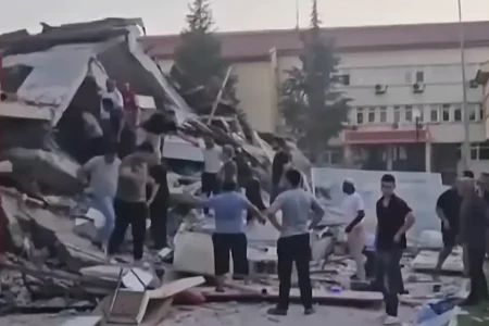 Gempa Magnitudo 6,1 Guncang Balikesir, Turki: 1 Tewas, 29 Luka Gempa M6,1 mengguncang Balikesir, Turki, menewaskan 1 orang dan melukai 29 lainnya, merobohkan 16 bangunan dan 2 menara masjid.
