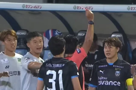 Fukuoka vs Kawasaki berlangsung panas. Filip Uremovic mendapat kartu merah di menit ke-15.