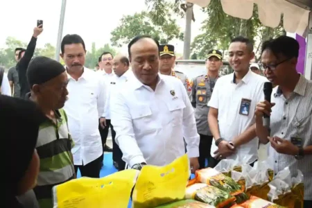 Polri-Bulog Gelar Pasar Murah di Madiun, 6 Ton Beras Disalurkan untuk Tekan Inflasi Polri bersama Bulog salurkan 6 ton beras dan komoditas murah di Madiun untuk menekan inflasi dan memperkuat ketahanan pangan masyarakat.