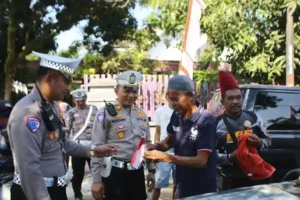 Polres Bondowoso Bagikan Ratusan Bendera Merah Putih untuk Sambut HUT RI ke-80 Polres Bondowoso bagikan bendera Merah Putih ke pengemudi untuk semarakkan HUT RI ke-80