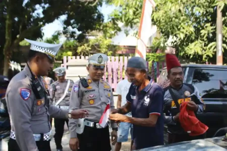 Polres Bondowoso Bagikan Ratusan Bendera Merah Putih untuk Sambut HUT RI ke-80 Polres Bondowoso bagikan bendera Merah Putih ke pengemudi untuk semarakkan HUT RI ke-80