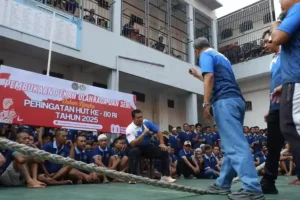 Lapas Kelas IIB Mojokerto gelar lomba tarik tambang sambut HUT RI ke-80, wujudkan kebersamaan dan sportivitas antara petugas dan warga binaan.
