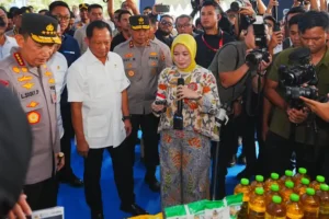 Polda Jatim Gelar Gerakan Pangan Murah Serentak, Salurkan 825 Ton Beras ke 638 Titik Polda Jatim salurkan 825 ton beras lewat Gerakan Pangan Murah di 638 titik, bantu stabilkan harga dan pasokan pangan di seluruh Jawa Timur.
