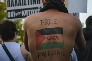 Dokumentasi sebuah aksi unjuk rasa di pusat kota Athena yang dihadiri warga Palestina dan aktivis sayap kiri ekstra-parlemen. Mereka berkumpul menyatakan solidaritas untuk Palestina, mengecam kebijakan apartheid Israel dan hilangnya nyawa warga sipil yang tragis di Jalur Gaza. (foto: Iason Raissis, unsplash)
