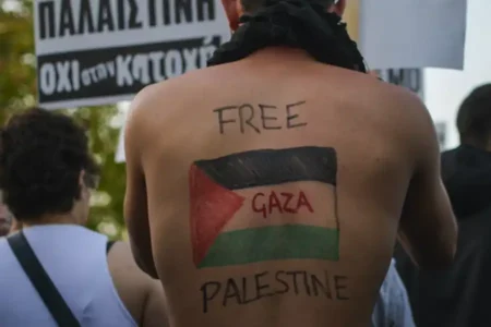 Dokumentasi sebuah aksi unjuk rasa di pusat kota Athena yang dihadiri warga Palestina dan aktivis sayap kiri ekstra-parlemen. Mereka berkumpul menyatakan solidaritas untuk Palestina, mengecam kebijakan apartheid Israel dan hilangnya nyawa warga sipil yang tragis di Jalur Gaza. (foto: Iason Raissis, unsplash)