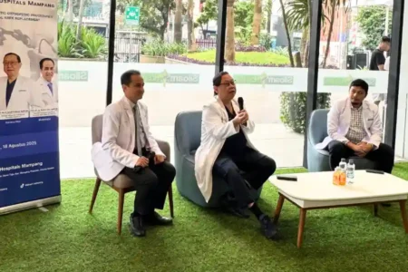 Teknologi robotik TKR hadir di Indonesia, memberi presisi tinggi dalam operasi penggantian lutut. Pemulihan lebih cepat, minim invasif, dan hasil optimal.