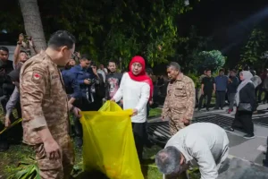 Gubernur Khofifah Turun Tangan Bersihkan Taman Apsari Usai Pesta Rakyat HUT ke-80 RI Gubernur Jatim Khofifah turun langsung membersihkan Taman Apsari pasca pesta rakyat HUT ke-80 RI