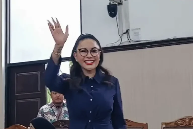BCA Buka Rekening Koran Nikita Mirzani di Persidangan, Dalih Tunduk Ketentuan Hukum Nikita Mirzani saat menghadiri sidang lanjutan di PN Jakarta Selatan