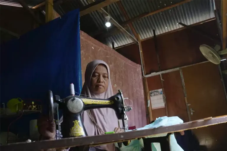 PLN Sambung Listrik Gratis untuk 2.821 Keluarga Prasejahtera di HUT ke-80 RI Warga kini bisa mengembangkan usahanya dengan lebih leluasa setelah mendapat sambungan listrik dari PLN (foto: Dok PLN)