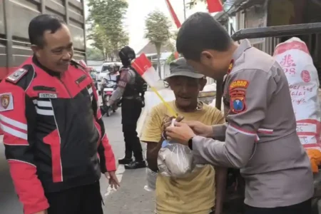 Polres Jember Tebar Kebaikan di HUT ke-80 RI, Bagikan Makanan Bergizi untuk Kaum Rentan Polres Jember rayakan HUT ke-80 RI dengan berbagi makanan bergizi dan susu gratis untuk kelompok rentan di TPA Pakusari.