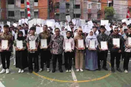 Gubernur DKI Pramono Anung setelah menyerahkan bantuan pemutihan ijazah dan melepas kegiatan Edutrip di SMA Islam Said Naum, Tanah Abang, Jakarta Pusat