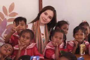 Agatha Chelsea dan Timothy Ronald Resmikan TK di Kupang, Target Bangun 1.000 Sekolah di Indonesia Agatha Chelsea usaai meresmikan TK yang ia dirikan bersama pengusaha muda Timothy Ronald di Kupang, Nusa Tenggara Timur.
