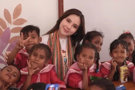 Agatha Chelsea dan Timothy Ronald Resmikan TK di Kupang, Target Bangun 1.000 Sekolah di Indonesia Agatha Chelsea usaai meresmikan TK yang ia dirikan bersama pengusaha muda Timothy Ronald di Kupang, Nusa Tenggara Timur.