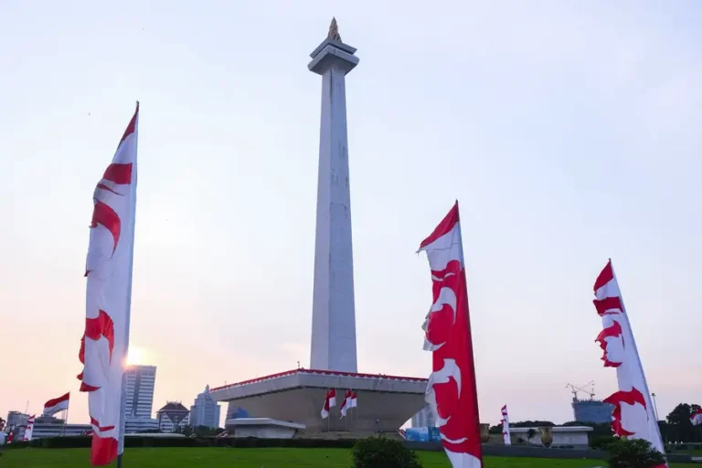 Pesta Rakyat HUT ke-80 RI digelar di Monas dan Sudirman-Thamrin dengan bazar, hiburan musik, permainan tradisional, hingga pesta kembang api.
