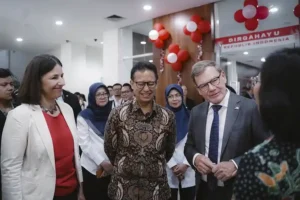 Indonesia dan Jerman Perluas Integrasi Bahasa dalam Pendidikan Keperawatan Menteri Luar Negeri Jerman Johann Wadephul (kiri) saat mengunjungi Politeknik Kesehatan Jakarta III didampingi Menteri Kesehatan RI Budi Gunadi Sadikin (kedua dari kiri).