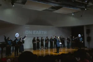 Kerstin Behnke dan Kancatala Ensemble suguhkan konser lintas budaya yang interaktif di GoetheHaus Jakarta, ajak penonton bernyanyi bersama.