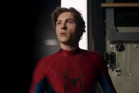 Tom Holland Pamer Kostum Baru Spider-Man di Film Brand New Day, Lebih Mirip Versi Komik Tangkapan layar aksi Tom Holland saat mengenakan kostum baru Spider-Man 'Brand New Day'