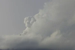 Pengamatan visual dari Magma ESDM, gunung api tertutup kabut, asap kawah utama berwarna putih dengan intensitas tebal tinggi sekitar 700-1000 meter dari puncak. (foto: Dok ESDM)
