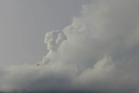 Pengamatan visual dari Magma ESDM, gunung api tertutup kabut, asap kawah utama berwarna putih dengan intensitas tebal tinggi sekitar 700-1000 meter dari puncak. (foto: Dok ESDM)