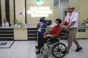 Surabaya Targetkan 242 Ribu Siswa Ikut Program Pemeriksaan Kesehatan Gratis Pemkot Surabaya targetkan 242.110 siswa ikut Program Pemeriksaan Kesehatan Gratis (PKG) di sekolah. Pemeriksaan dilakukan langsung oleh tim medis dari Puskesmas