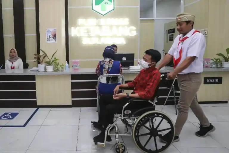 Surabaya Targetkan 242 Ribu Siswa Ikut Program Pemeriksaan Kesehatan Gratis Pemkot Surabaya targetkan 242.110 siswa ikut Program Pemeriksaan Kesehatan Gratis (PKG) di sekolah. Pemeriksaan dilakukan langsung oleh tim medis dari Puskesmas