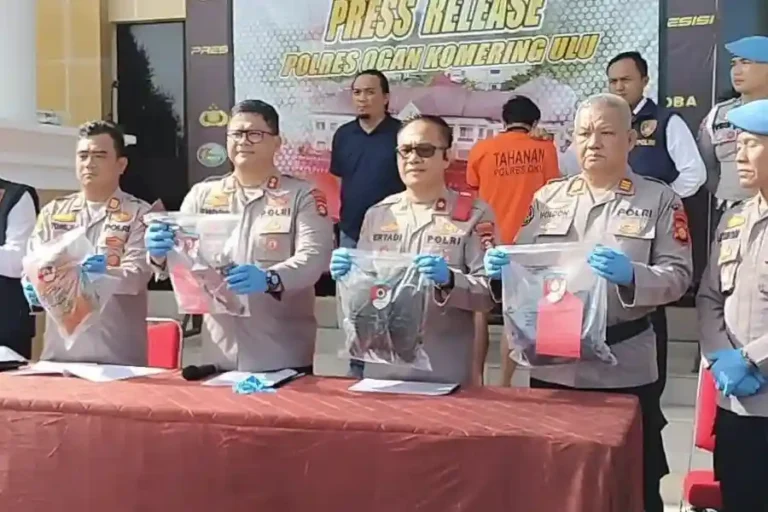 Pembunuhan Sadis di Batu Putih Terungkap, Pelaku Ditangkap Usai Kabur ke Palembang Petugas menunjukkan barang bukti kasus pembunuhan sadis di Dusun V Suban, Desa Batu Putih, Kecamatan Baturaja Barat.