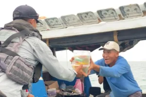 KN Tanjung Datu-301 Bagikan Sembako dan Edukasi Keselamatan untuk Nelayan Banten KN Tanjung Datu-301 membagikan sembako dan memberikan edukasi keselamatan melaut kepada nelayan di pesisir Banten dalam kegiatan Jumat Berkah.