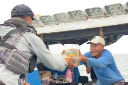 KN Tanjung Datu-301 Bagikan Sembako dan Edukasi Keselamatan untuk Nelayan Banten KN Tanjung Datu-301 membagikan sembako dan memberikan edukasi keselamatan melaut kepada nelayan di pesisir Banten dalam kegiatan Jumat Berkah.