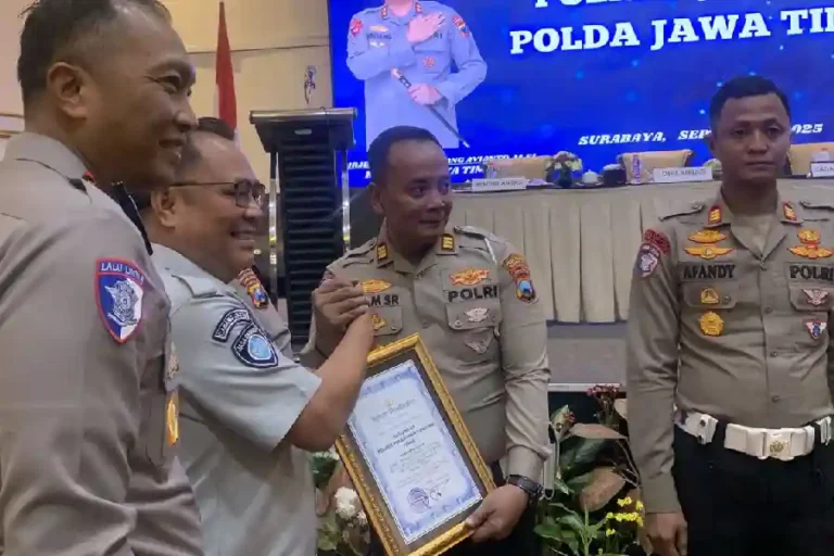 Polres Pelabuhan Tanjung Perak Raih Juara I, Tekan Angka Laka Lantas Hingga 44,6 Persen Polres Pelabuhan Tanjung Perak berhasil menekan angka kecelakaan lalu lintas hingga 44,6 persen dan meraih Juara I penurunan laka lantas di Polda Jatim.