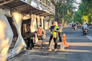 Driver ojol dan warga Surabaya bergotong royong bersihkan tiga pos polisi yang dibakar massa