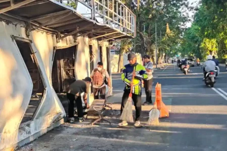 Ojol dan Warga Surabaya Kompak Bersihkan Pos Polisi yang Dibakar Massa Aksi Driver ojol dan warga Surabaya bergotong royong bersihkan tiga pos polisi yang dibakar massa