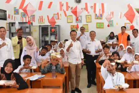 Hankook Tire Indonesia donasi meja kursi sekolah dan paket makan bergizi gratis di Bekasi untuk dukung pendidikan dan gizi anak-anak.