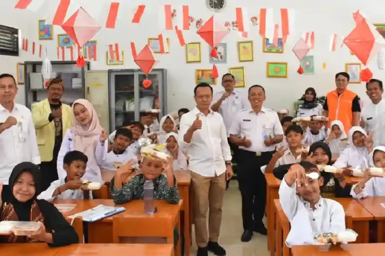 Hankook Tire Indonesia donasi meja kursi sekolah dan paket makan bergizi gratis di Bekasi untuk dukung pendidikan dan gizi anak-anak.
