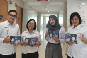 Tim Manajemen Primaya Hospital Semarang menyiapkan gimmick khusus untuk para pasien yang dibagikan pada Hari Pelanggan Nasional