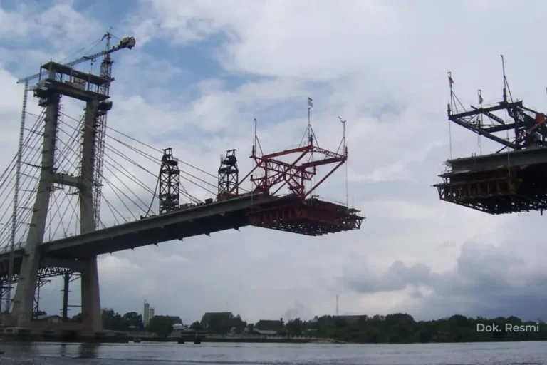 Hutama Karya Peringati Harhubnas dengan Kilas Balik Jembatan Ikonik di Riau Hutama Karya peringati Hari Perhubungan Nasional 2025 dengan mengenang Jembatan Tengku Agung Sultanah Latifah, ikon konektivitas dan ekonomi Riau.