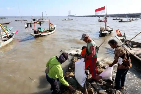 Pemkot Surabaya Ajak Ribuan Warga Bersihkan Pantai Tambak Wedi di World Cleanup Day Sekitar 1.500 warga Surabaya ikut aksi bersih-bersih Pantai Tambak Wedi dalam rangka World Cleanup Day 2025, fokus kurangi sampah plastik.