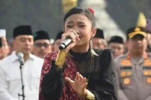 Shanun Rahmani saat menyanyikan lagu Ibu Pertiwi di depan ribuan peserta Ikrar Jogo Suroboyo