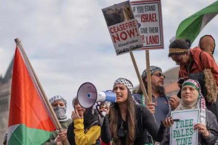 Rusia Tegaskan Solusi Dua Negara Jadi Jalan Satu-satunya untuk Akhiri Konflik Palestina-Israel Aksi unjuk rasa mendukung perdamaian di Palestina (arsip foto: Ian Hutchinson, unsplash)