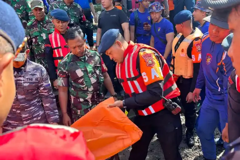 Tim SAR Ditpolairud Polda Bali menemukan empat korban banjir di Denpasar. Total 9 korban meninggal, sementara 4 lainnya masih dalam pencarian.