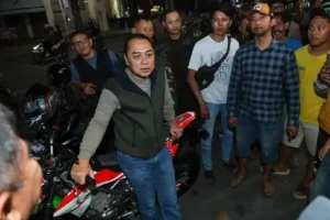 Wali Kota Eri Cahyadi Pimpin Patroli Gabungan, Pastikan Surabaya Aman dan Kondusif Wali Kota Eri Cahyadi saat memimpin patroli gabungan di Surabaya