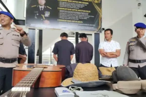 Petugas Sat Polairud Polres Manggarai Barat Bersama pelaku dan barang bukti tindak pidana pencurian di kapal yacht milik wisatawan asal Australia.