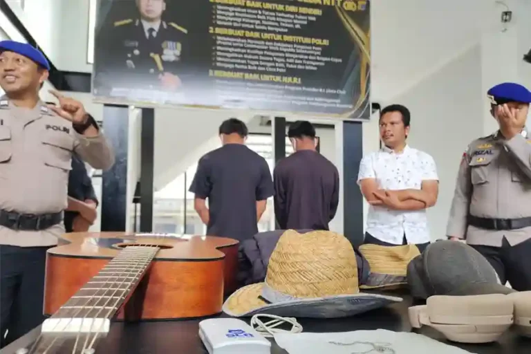 Polisi Tangkap Dua Remaja Pencuri di Kapal Yacht Wisatawan Australia di Labuan Bajo Petugas Sat Polairud Polres Manggarai Barat Bersama pelaku dan barang bukti tindak pidana pencurian di kapal yacht milik wisatawan asal Australia.