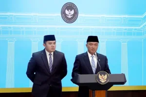 Presiden Prabowo Reshuffle Kabinet, Lantik Lima Menteri Baru dan Bentuk Kementerian Haji Menteri Sekretaris Negara Prasetyo Hadi mengumumkan reshuffle kabinet dan pembentukan kementerian baru di Kantor Presiden, Jakarta. Dalam kesempatan itu ia didampingi Sekretaris Kabinet Teddy Indra Wijaya.