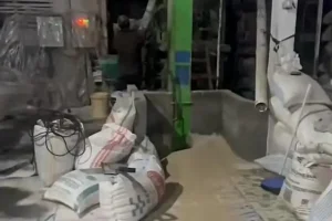 Pabrik pengoplos beras di Desa Pasirlimus, Parayaman, Kabupaten Serang