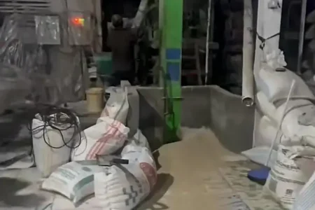 Pabrik pengoplos beras di Desa Pasirlimus, Parayaman, Kabupaten Serang