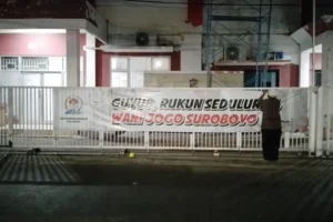 FPK Surabaya Pasang 100 Spanduk Jogo Suroboyo untuk Perkuat Gotong Royong Warga FPK Surabaya pasang 100 spanduk bertuliskan “Jogo Suroboyo” di 31 kecamatan untuk mengajak warga menjaga kondusifitas dan semangat gotong royong.